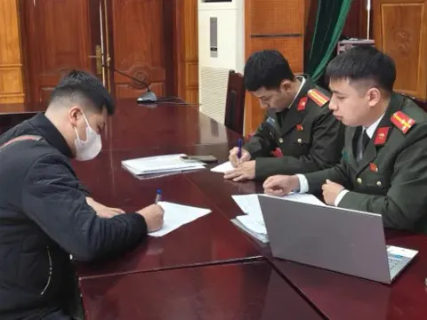 Phát hiện đường dây dán quảng cáo cờ bạc trá hình trên ô tô dịch vụ