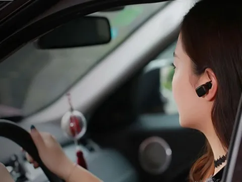 Nghe điện thoại khi lái ô tô bằng tai nghe có bị xử phạt?