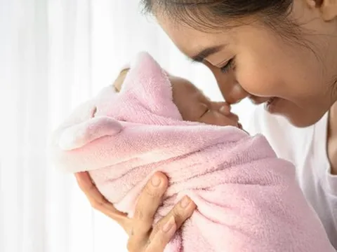 Vừa sinh con đã thấy cảnh thiếu trước hụt sau, con rể "cầu cứu" mẹ vợ, bà liền xách va li đến ở một tháng và kết quả bất ngờ