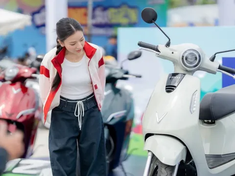 Evo Grand Lite: Nữ sinh khen 'đẹp mê mẩn', cốp rộng, đi học đi chơi đều tiện 0