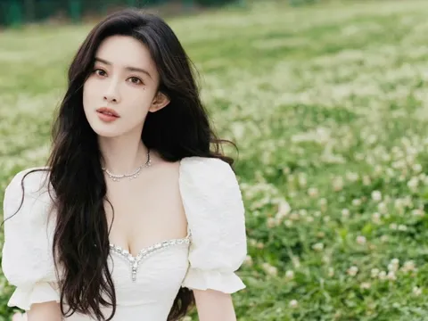 Nữ diễn viên 9X gây chú ý khi thưởng Tết cho nhân viên bằng ô tô