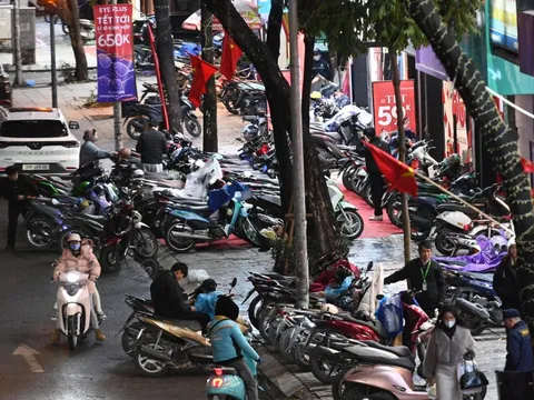 Cảnh tượng lạ trên phố Hà Nội tối mưa rét 10 độ, xe máy xếp chật kín vỉa hè