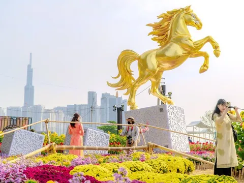VIDEO: Những điểm "check-in" linh vật ngựa tại trung tâm TPHCM dịp Tết Bính Ngọ