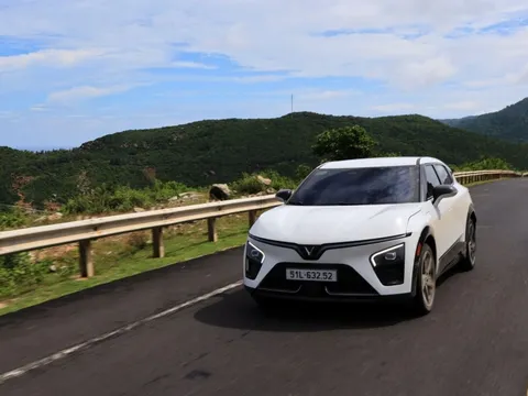 VinFast VF 7 chạy đường trường: Đường xấu chạy vô tư, rộng rãi, sạc tiện lợi 0