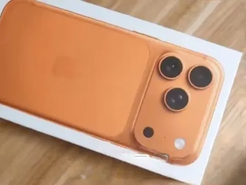 Trúng thưởng iPhone tại tiệc tất niên công ty, người đàn ông mở hộp quà xong liền tuyên bố: “Tôi không cần nữa”