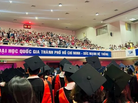 Một bài đăng trên Threads đang hot: "Rời giảng đường, các bạn 2k4 có ổn không?"