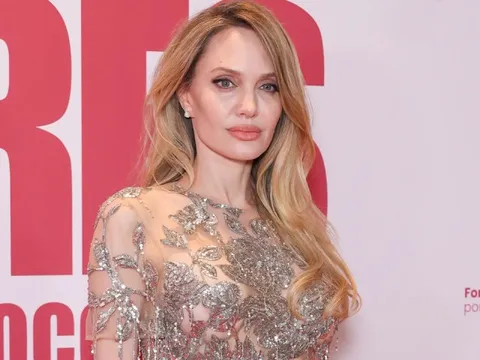 Angelina Jolie khoe vòng một với đầm xuyên thấu