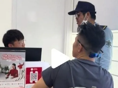 Người nước ngoài đi làm SIM thẻ, nhân viên không biết tiếng đang loay hoay thì chú bảo vệ ra phiên dịch giúp, "bắn" tiếng Trung cực MƯỢT!