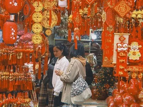 Cận cảnh Hàng Mã những ngày giáp Tết: Vắng bóng "nàng thơ" áo dài, khách Tây thích thú nhưng nhiều tiểu thương lại "ngồi chơi xơi nước"