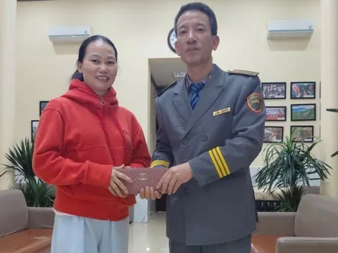 Phát hiện 39 tờ tiền có mệnh giá từ 500K-50K, dây chuyền vàng, lắc tay vàng, khuyên tai vàng bị bỏ quên trên chuyến tàu về ga Hà Nội