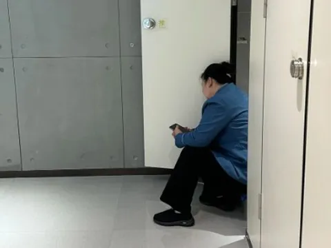 Nữ lao công 48 tuổi ngủ lại công ty suốt 1 tháng, sếp phát hiện, liền đưa 1 mảnh giấy khiến chị bật khóc