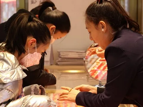 Vừa chốt đơn mua vàng hơn 4 tỷ đồng thì giá tăng mạnh, cửa hàng trì hoãn không chịu giao, tòa phán quyết: “Phải trả thêm 580 triệu đồng”