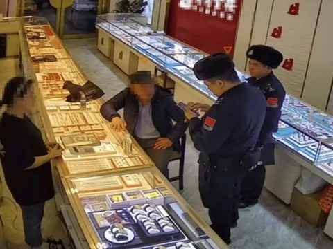 Phát hiện vị khách hơn 20 tuổi liên tục chi hơn 25 tỷ đồng mua vàng mà không cần hỏi giá, quản lý cửa hàng lập tức báo cảnh sát