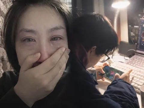 Nửa đêm, phụ huynh lén chụp hình con trai năm nhất đại học: "Hoàn toàn thất vọng!"