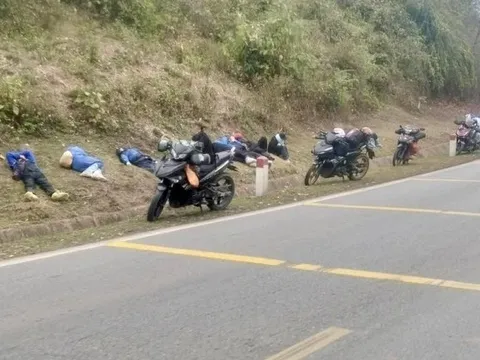 Người lao động ngủ gục bên đường sau khi chạy xe 400km về quê đón Tết: Bức ảnh gây tranh luận