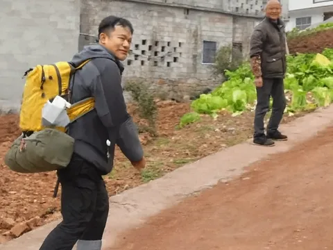 Chàng trai 9x đi bộ 1.400 km về quê đón Tết: 'Chân không còn là của mình' và cái kết làm cha già nức nở