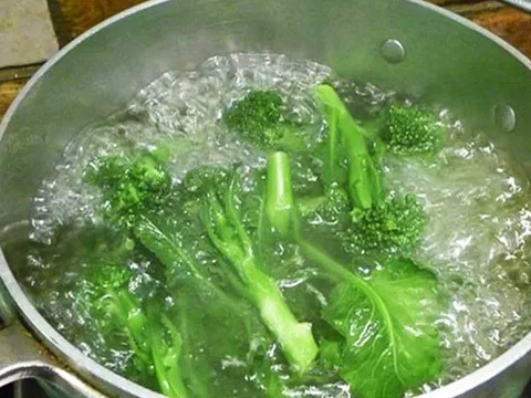 Mách bạn 6 mẹo luộc rau xanh ngát, không mất chất 0