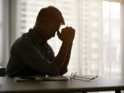 Vợ tôi thường xuyên phải đi công tác cùng người yêu cũ 2