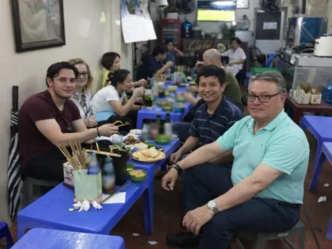 Chỉ nói thiếu một chữ tiếng Việt, anh Tây khiến cả bàn tiệc cười ra nước mắt