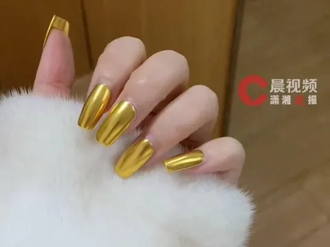 Mẫu nail chơi Tết gây chấn động: Cô gái làm bộ móng bằng vàng giá 100 triệu khiến dân mạng đòi đến quét vụn móng tay