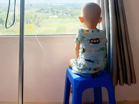 Bức ảnh gây xúc động mạnh ngày Tết tại một bệnh viện nhi: Nơi người lớn học cách mạnh mẽ từ những đứa trẻ