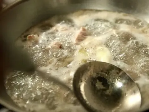 Nồi thịt nổi bọt là “tinh hoa dinh dưỡng” hay chất bẩn? Có nên hớt bỏ?