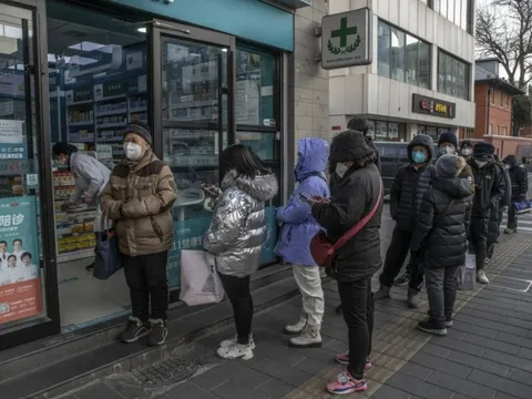 Người dân Trung Quốc bất ngờ xếp hàng tại các hiệu thuốc, chủ tiệm kêu "cháy hàng" không có mà bán: Chuyện gì đang xảy ra?