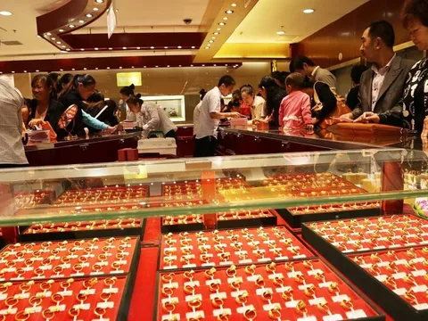 Phát hiện khách mua 300g vàng trị giá 1,1 tỷ đồng lại đựng trong túi trà sữa, cửa hàng lập tức báo công an vào cuộc điều tra