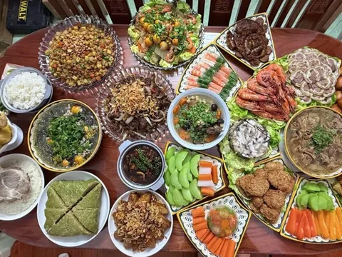 Mâm cơm tất niên "khét" nhất MXH hôm nay: 22 món, có cả món sắp thất truyền