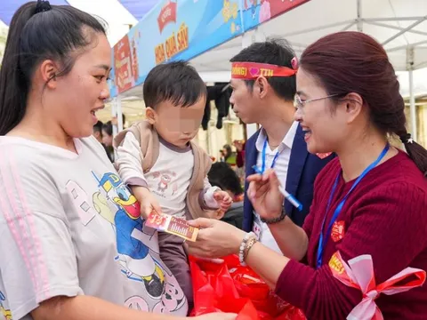 Tết ở viện, bệnh nhân ung thư rưng rưng khi bác sĩ cắm cành đào nhỏ 0