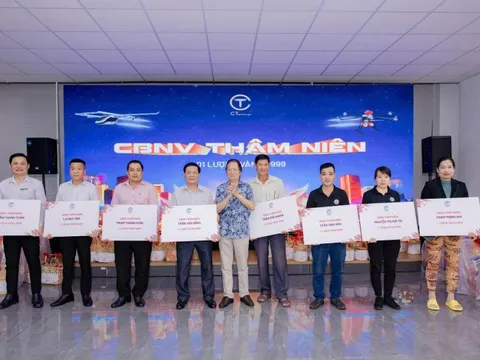 Nhiều tạp vụ, bảo vệ bật khóc khi nhận thưởng Tết là một lượng vàng 9999