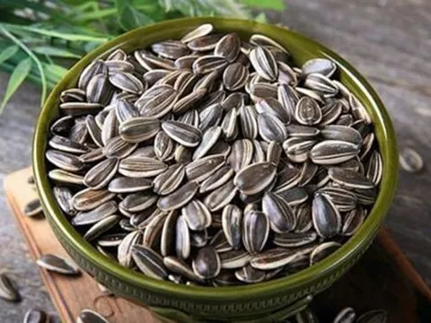 Cảnh báo ăn nhiều hạt hướng dương dịp Tết dễ bị sỏi thận 0