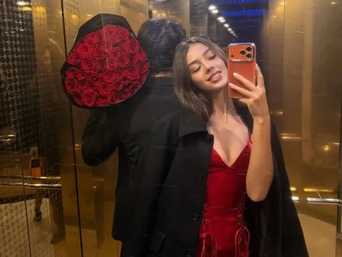 Vợ Bùi Tiến Dũng lên đồ nóng bỏng hẹn hò với chồng