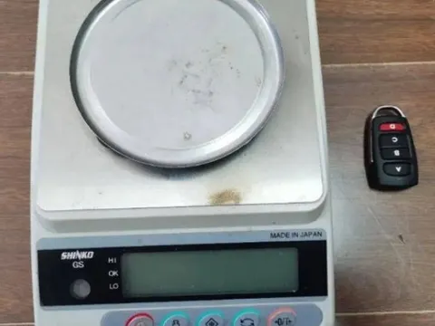 Khách mang 28,29g vàng đi bán, thấy chủ tiệm vàng cân lại chỉ được 22,44g liền báo cảnh sát, vạch trần hành vi trục lợi 127 triệu đồng