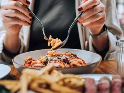 Ung thư đại trực tràng ở người trẻ tăng 45%, chuyên gia cảnh báo 7 nhóm thực phẩm nên hạn chế