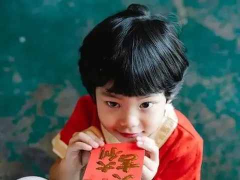 Đưa con sang nhà sếp chúc Tết, con hồn nhiên: "Nhà bác này giàu nhỉ, kiểu gì lì xì cũng to" làm bố mẹ ngượng cháy mặt