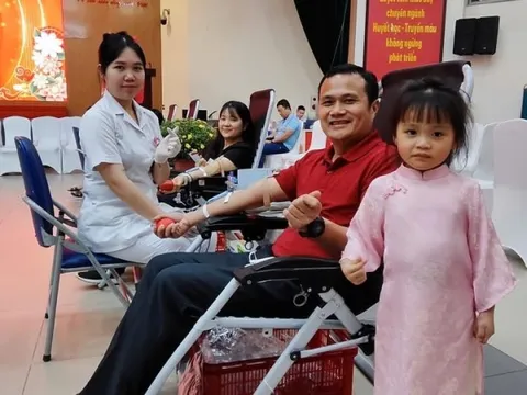 Vợ chồng rủ nhau du xuân tại Viện Máu, trao 'lì xì sự sống' đầu năm 0
