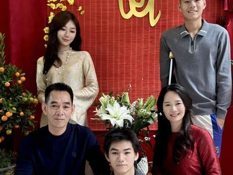 Thương Hiểu Minh chống nạng đón Tết, Đình Bắc và đồng đội U23 Việt Nam động viên đầy xúc động