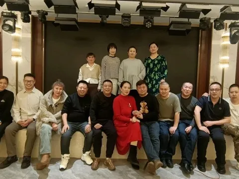 Họp lớp, người bạn giàu nhất âm thầm thanh toán hóa đơn 35 triệu đồng rồi về trước: Hôm sau ai cũng nhận được tin nhắn mà chết sững