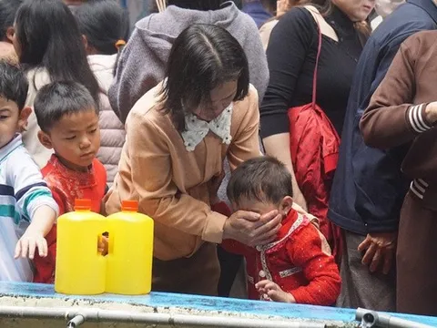 Du khách chen chân xin "nước thiêng" ở Phủ Na ngày đầu năm