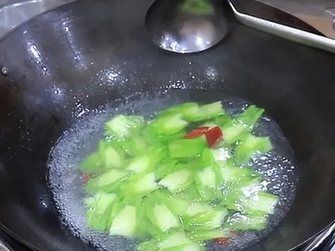 4 năm không ăn dầu mỡ, kết quả khám sức khỏe của người phụ nữ 57 tuổi khiến bác sĩ bất ngờ