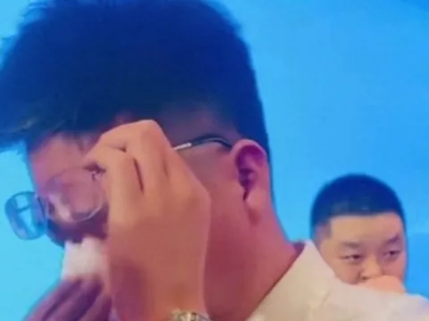 Thưởng tiền mặt, tặng vàng vẫn thấy "quá ít", Chủ tịch công ty bật khóc rồi đưa ra một quyết định khiến 300 nhân viên lặng người