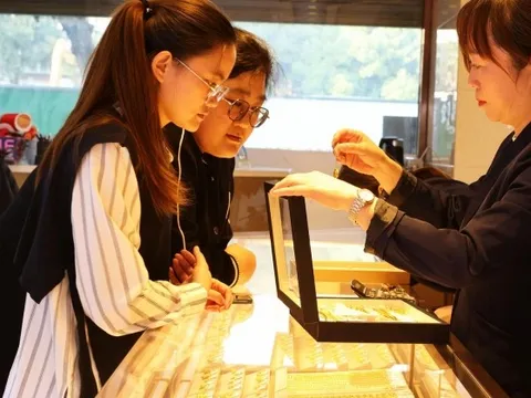 Người phụ nữ chi 2,3 tỷ đồng mua vàng, lãi đậm 414 triệu đồng trong 23 ngày nhưng thừa nhận: “Trúng lớn vẫn bất an, mất ăn mất ngủ”