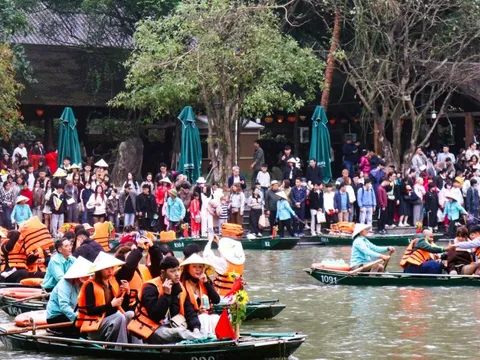Du lịch Ninh Bình thăng tiến vượt bậc, đón lượng khách đứng thứ 2 cả nước