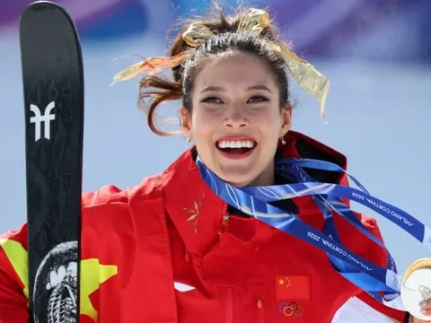 Profile "khủng" của "công chúa tuyết" hot nhất Olympic: 6 huy chương, 1580 điểm SAT, học vật lý lượng tử Stanford, kiếm 23 triệu đô