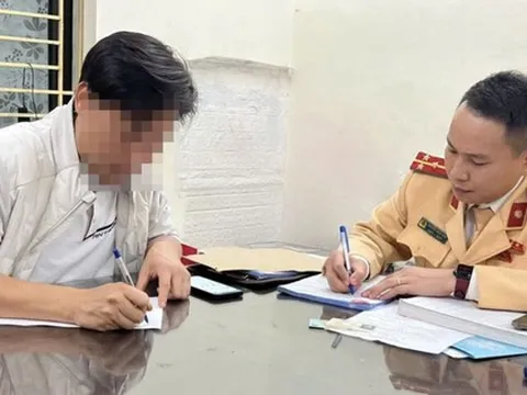 Tài xế ô tô vừa lái xe vừa bế trẻ con trong lòng bị xử phạt