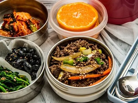 Ai mang cơm trưa đi làm, nếu có 3 món ăn này thì cần vứt ngay vì sinh chất gây ung thư