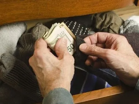 Tết về quê định biếu bố mẹ vợ 57 triệu đồng để mở rộng kinh doanh, bạn làm luật sư nói 1 câu khiến tôi phải thay đổi quyết định