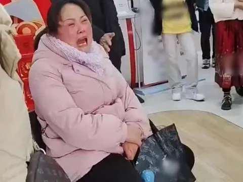 Gửi thêm 12 triệu nữa là có 370 triệu mua vàng, háo hức vượt 1300km lên lại thành phố, ra ngân hàng thì nhân viên nói: “Về nhà mà hỏi chồng chị“