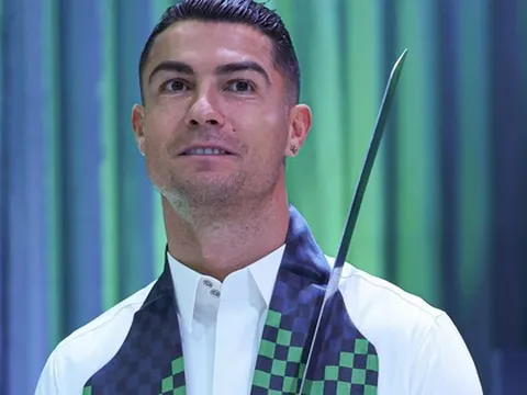 Ronaldo thành ông chủ giống Beckham